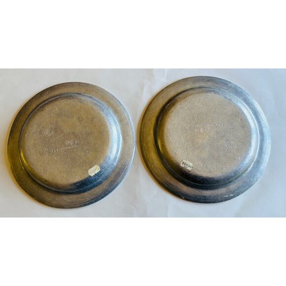 Set of 2 Columbia Wilton Armetale Pewter Gates House Tavern 9” Dinner Plates - Picture 7 of 7